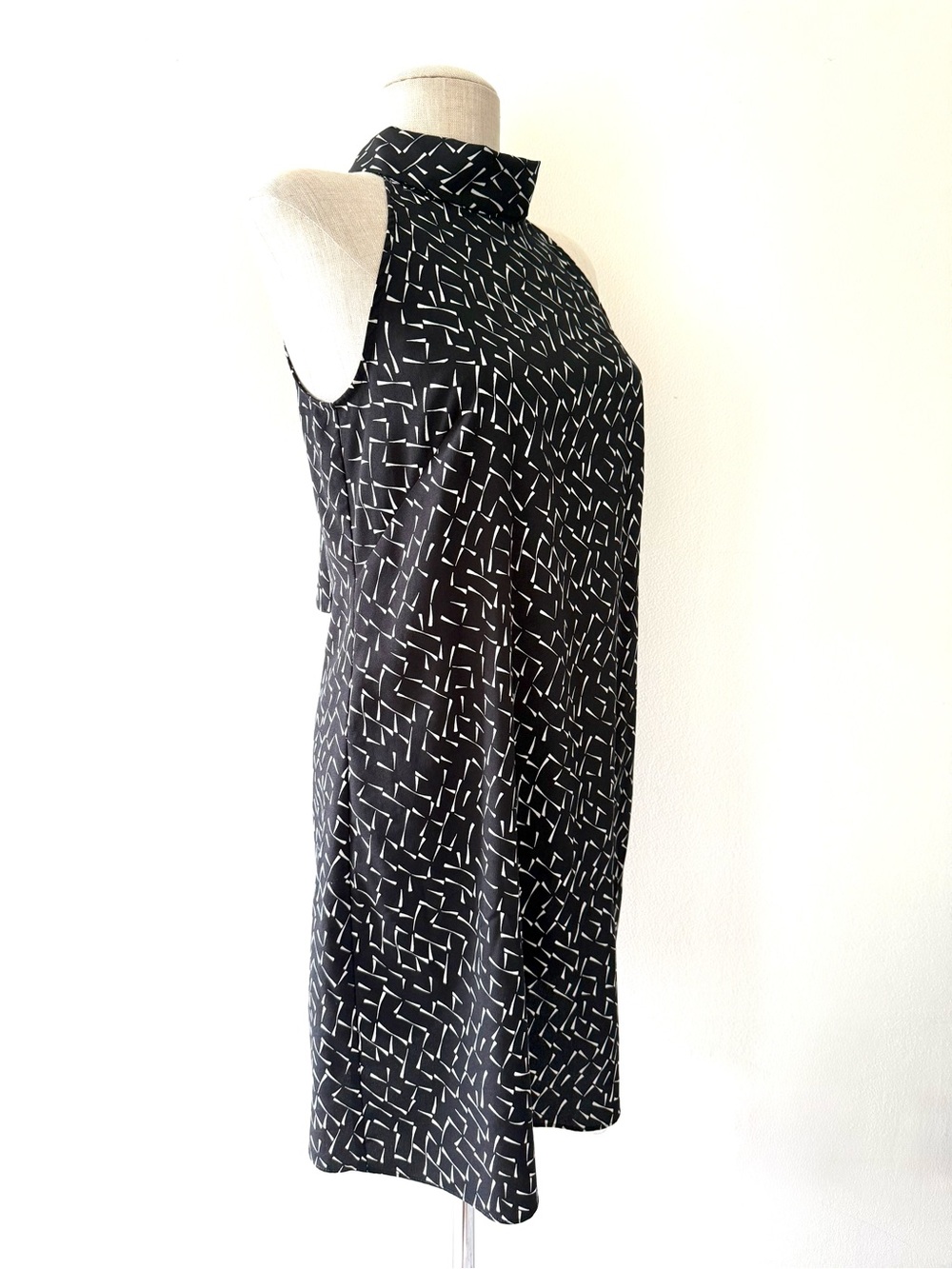 Banana Republic Black White Abstract Geometric Print Tie-Neck Halter Shift Dress - Picture 7 of 12